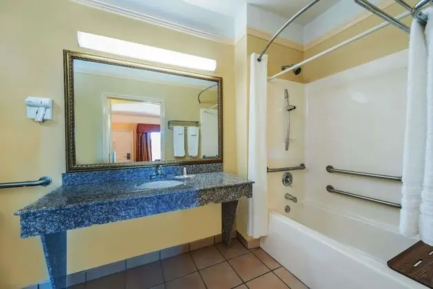 Oda, 2 Büyük (Queen) Boy Yatak, Engellilere Uygun, Sigara İçilmez (Mobility,Roll-In Shower)