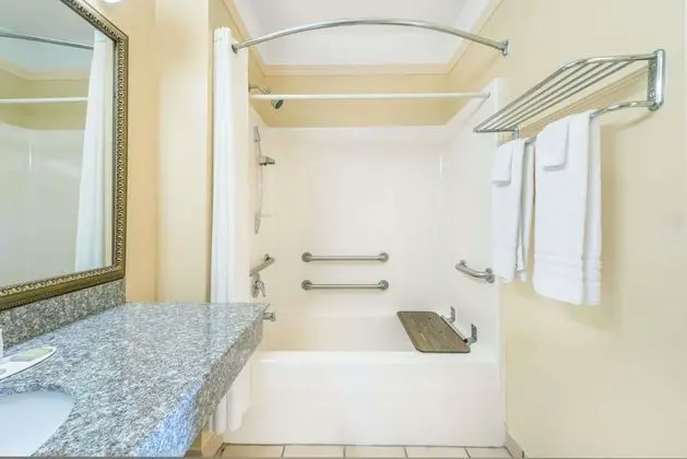 Oda, 2 Büyük (Queen) Boy Yatak, Engellilere Uygun, Sigara İçilmez (Mobility,Roll-In Shower)