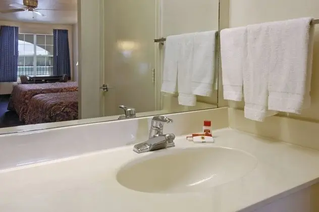 Oda, 2 Büyük (Queen) Boy Yatak, Engellilere Uygun, Sigara İçilmez (Mobility,Roll-In Shower)