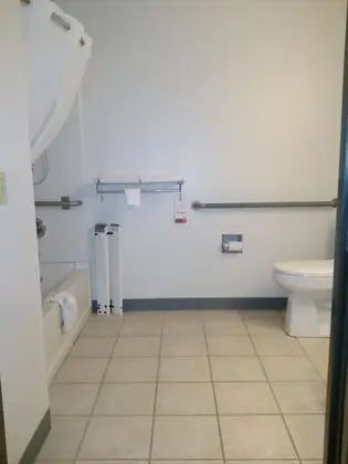 Oda, 1 En Büyük (King) Boy Yatak, Engellilere Uygun, Sigara İçilmez (Mobility Accessible)