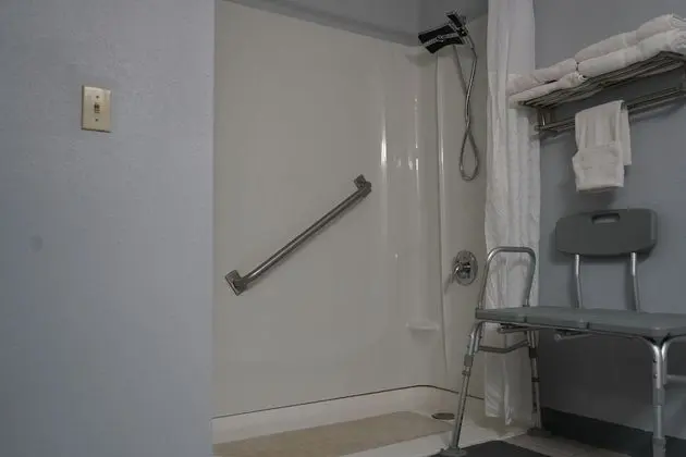 Oda, 1 En Büyük (King) Boy Yatak, Engellilere Uygun, Sigara İçilmez (Mobility Accessible)