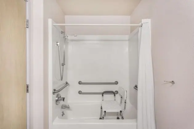 Oda, 1 Büyük (Queen) Boy Yatak, Engellilere Uygun, Sigara İçilmez (Mobility Bathtub w/Grab Bars)