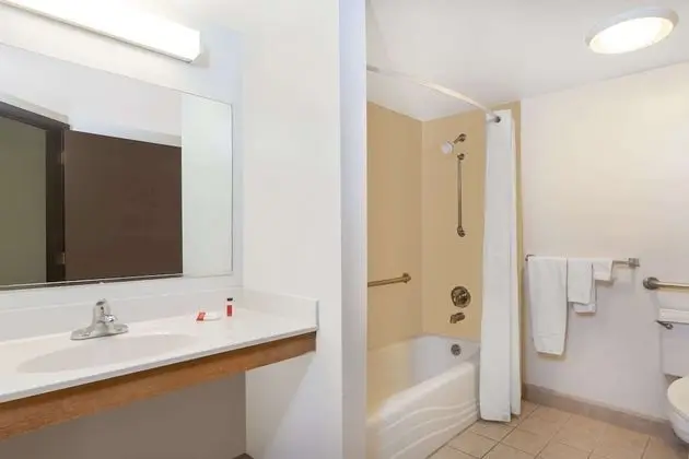 Oda, 1 Büyük (Queen) Boy Yatak, Engellilere Uygun, Sigara İçilmez (Mobility Accessible)