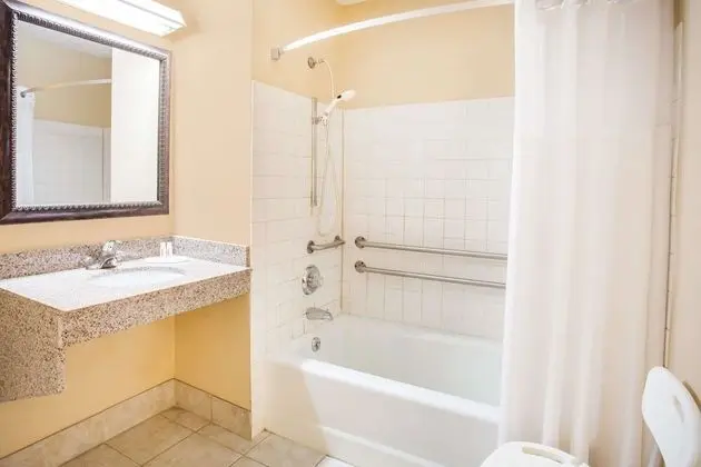 Oda, 1 Büyük (Queen) Boy Yatak, Engellilere Uygun (Bathtub)