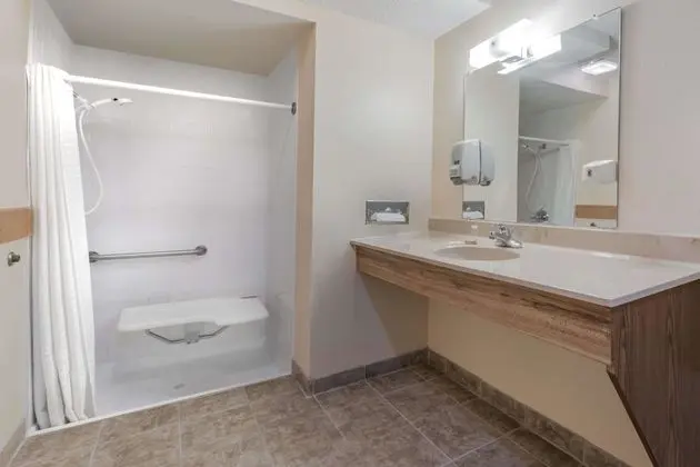 Oda, 1 Büyük (Queen) Boy Yatak, Engellilere Uygun (Mobility/Hearing, Bathtub w/Grab Bars)