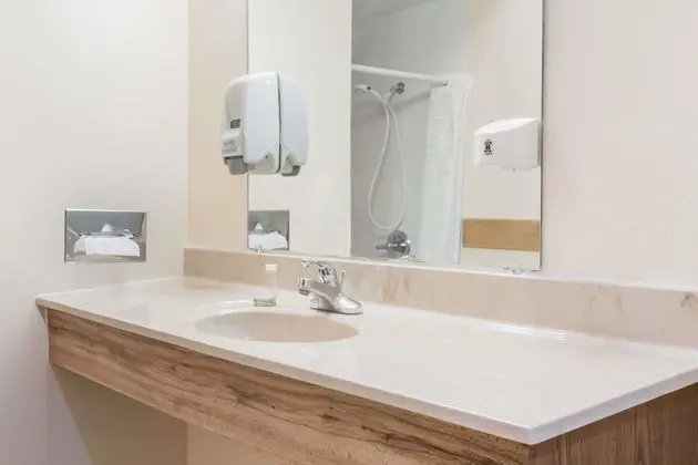 Oda, 1 Büyük (Queen) Boy Yatak, Engellilere Uygun (Mobility/Hearing, Bathtub w/Grab Bars)