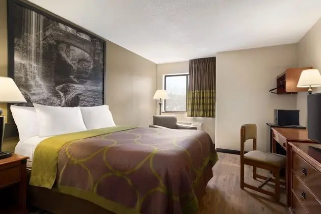 Oda, 1 Büyük (Queen) Boy Yatak, Engellilere Uygun, Sigara İçilmez (Bathtub)