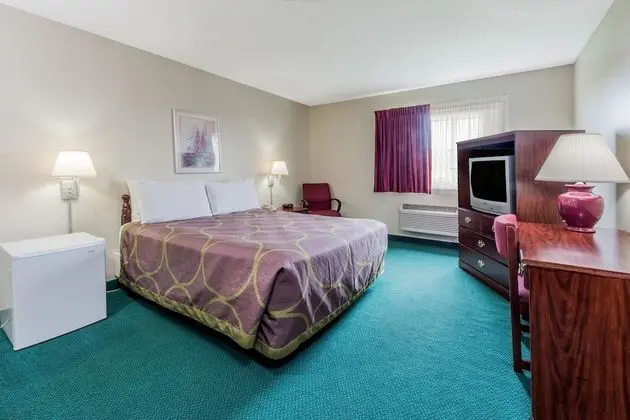 Oda, 1 Büyük (Queen) Boy Yatak, Sigara İçilmez (Roll-In Shower)