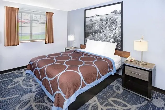 Oda, 1 Büyük (Queen) Boy Yatak, Engellilere Uygun, Sigara İçilmez (Bathtub)