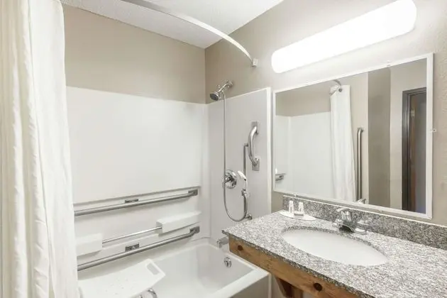 Oda, 1 Büyük (Queen) Boy Yatak, Engellilere Uygun, Sigara İçilmez (Bathtub)