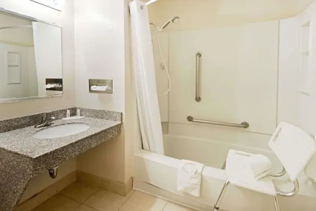 Oda, 1 Büyük (Queen) Boy Yatak, Engellilere Uygun, Sigara İçilmez (Bathtub)
