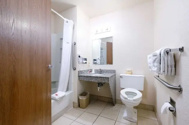 Oda, 1 Büyük (Queen) Boy Yatak, Engellilere Uygun, Sigara İçilmez (Bathtub)