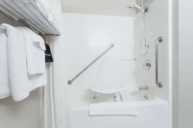 Oda, 1 Büyük (Queen) Boy Yatak, Engellilere Uygun, Sigara İçilmez (Mobility)