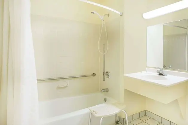 Oda, 1 Büyük (Queen) Boy Yatak, Engellilere Uygun, Sigara İçilmez (Mobility Accessible)