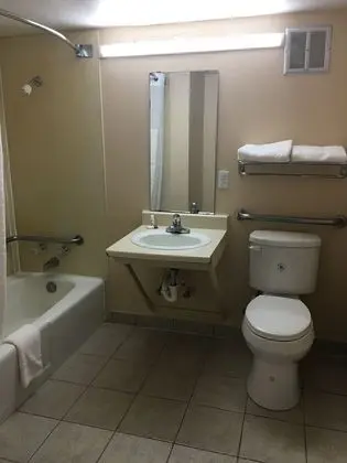 Oda, 1 En Büyük (King) Boy Yatak, Engellilere Uygun (Hearing, Mobility Bathtub w/Grab Bars)