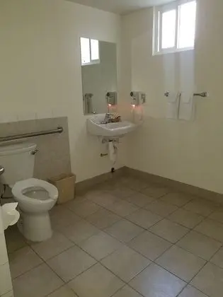 Oda, 1 Büyük (Queen) Boy Yatak, Engellilere Uygun, Sigara İçilmez (Mobility)