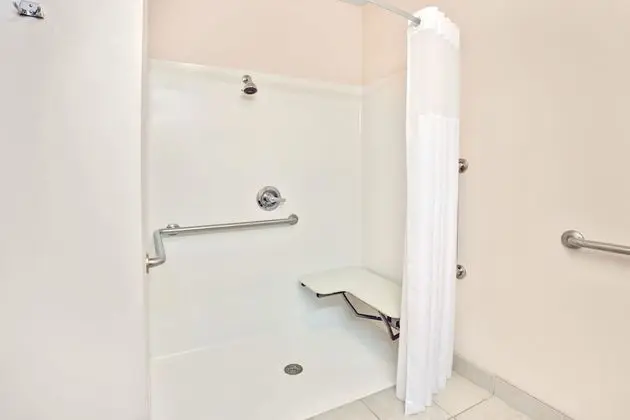 Oda, 1 Büyük (Queen) Boy Yatak, Engellilere Uygun, Sigara İçilmez (Mobility Accessible)