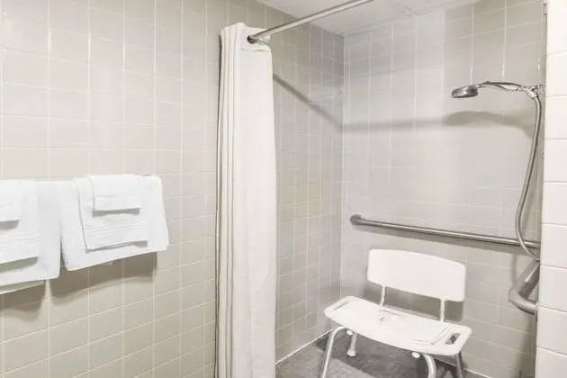 Oda, 1 Büyük (Queen) Boy Yatak, Engellilere Uygun, Sigara İçilmez (Mobility Accessible)