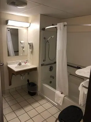 Oda, 1 Büyük (Queen) Boy Yatak, Engellilere Uygun, Sigara İçilmez (Mobility Accessible)