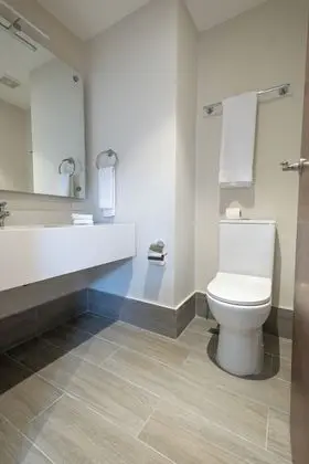 Oda, 1 En Büyük (King) Boy Yatak, Engellilere Uygun, Sigara İçilmez (Roll-In Shower)