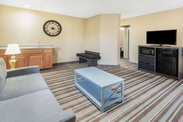 Family Suite, 3 Double Beds, Non-Smoking (Exterior Entrance)
