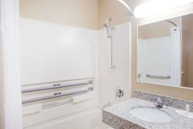 Oda, 1 Büyük (Queen) Boy Yatak, Engellilere Uygun, Sigara İçilmez (Bathtub)