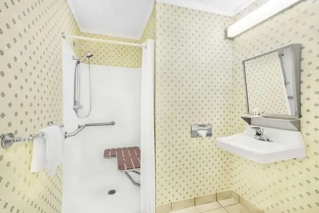 Oda, 1 Büyük (Queen) Boy Yatak, Engellilere Uygun, Sigara İçilmez (Mobility Accessible)