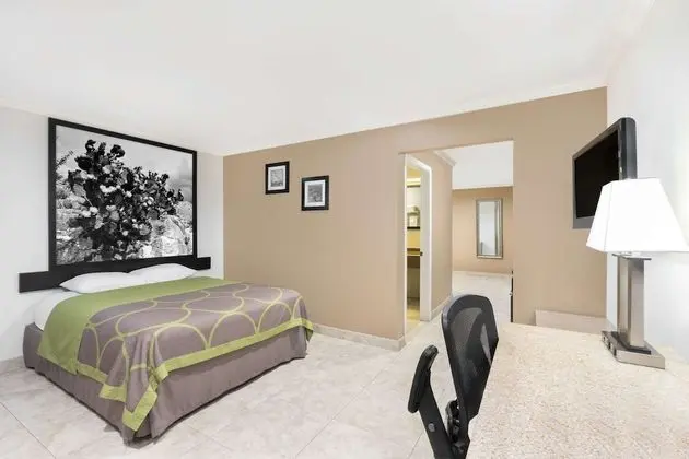Süit (1 King and 1 Queen bed)