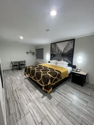 Süit (1 King and 1 Queen bed)