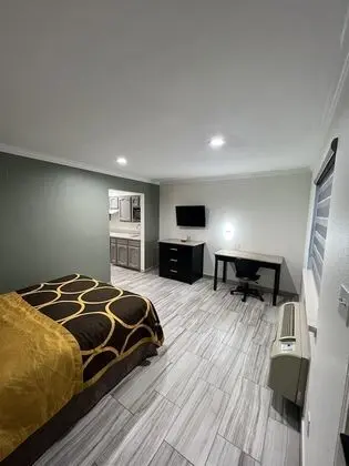 Süit (1 King and 1 Queen bed)