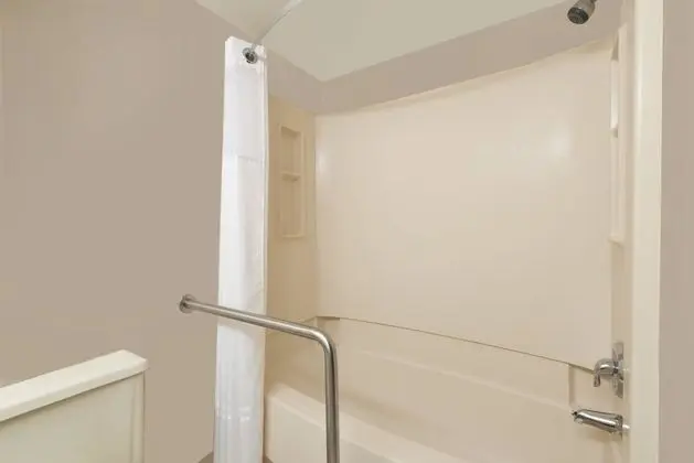 Oda, 1 Büyük (Queen) Boy Yatak, Engellilere Uygun, Sigara İçilmez (Mobility Accessible)