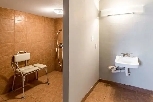 Oda, 1 En Büyük (King) Boy Yatak, Engellilere Uygun, Sigara İçilmez (Mobility, Bathtub w/ Grab Bars)