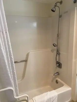 Oda, 1 En Büyük (King) Boy Yatak, Engellilere Uygun, Sigara İçilmez (Mobility, Tub w/Grab Bars)