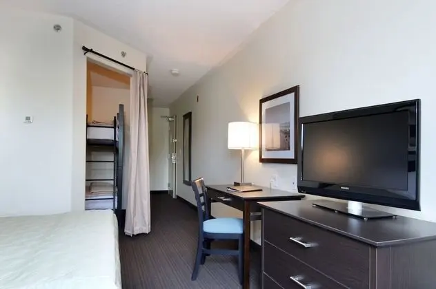 Süit, Birden Çok Yatak, Sigara İçilmez (1 Queen Bed and 2 Twin Bunk Beds)