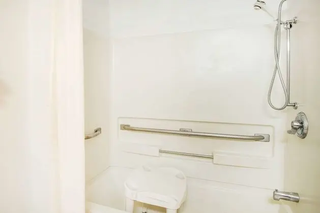 Oda, 1 Büyük (Queen) Boy Yatak, Engellilere Uygun, Sigara İçilmez (Mobility Accessible)