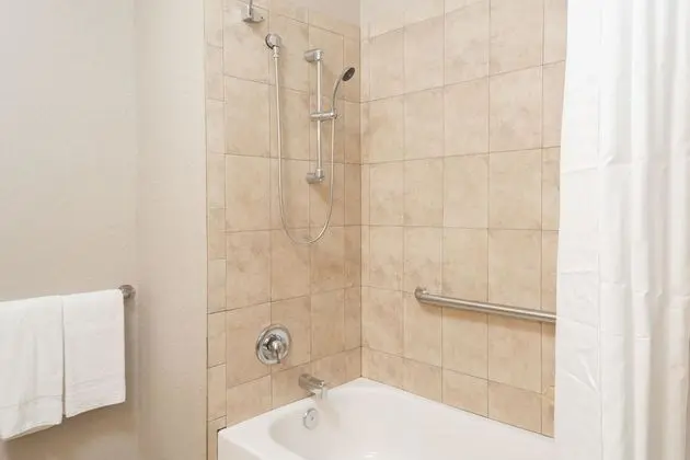 Oda, 1 Büyük (Queen) Boy Yatak, Engellilere Uygun, Sigara İçilmez (Mobility,Hearing,Roll-In Shower)