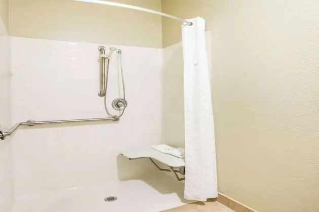 Standard Oda, 1 En Büyük (King) Boy Yatak, Engellilere Uygun, Sigara İçilmez (Hearing Accessible)