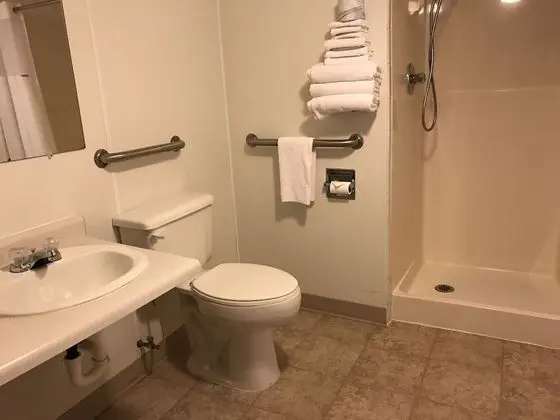 Oda, 1 Büyük (Queen) Boy Yatak, Engellilere Uygun, Sigara İçilmez (Mobility Accessible)