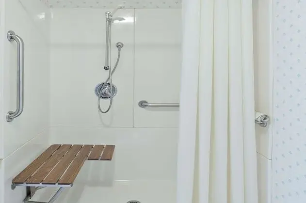 Oda, 1 Büyük (Queen) Boy Yatak, Engellilere Uygun, Sigara İçilmez (Mobility)