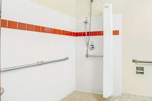 Oda, 1 En Büyük (King) Boy Yatak, Engellilere Uygun, Sigara İçilmez (Mobility,Roll-In Shower)