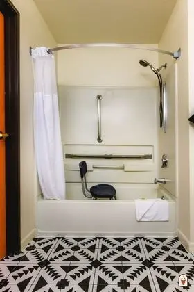 Oda, 2 Büyük (Queen) Boy Yatak, Engellilere Uygun (Handicap Accessible Double Queen Room)
