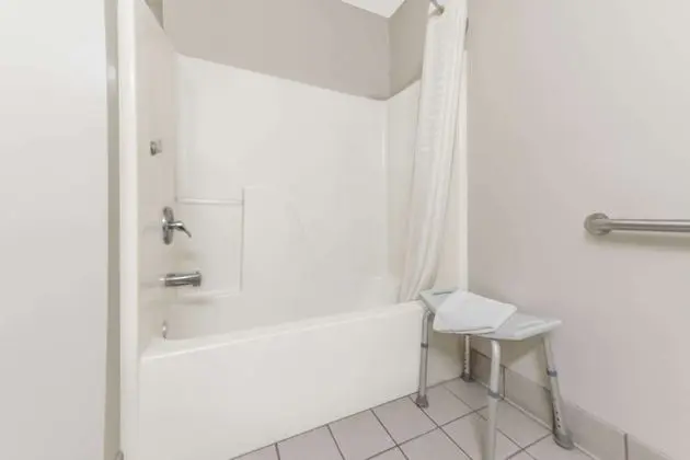Oda, 1 En Büyük (King) Boy Yatak, Engellilere Uygun, Sigara İçilmez (Mobility Accessible)