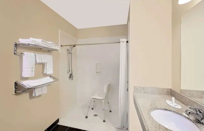 Oda, 1 En Büyük (King) Boy Yatak, Engellilere Uygun, Sigara İçilmez (Mobility)