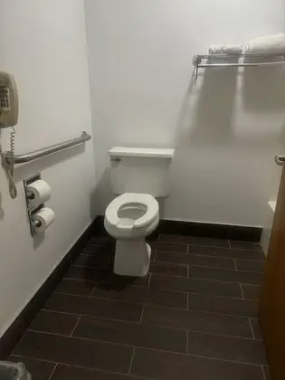 Oda, 1 Büyük (Queen) Boy Yatak, Engellilere Uygun, Sigara İçilmez (Mobility Accessible)