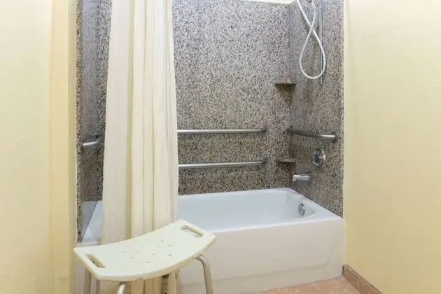 Oda, 2 Büyük (Queen) Boy Yatak, Engellilere Uygun, Sigara İçilmez (Tub with Grab Bars)