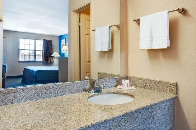 Oda, 1 En Büyük (King) Boy Yatak, Engellilere Uygun, Sigara İçilmez (Mobility,Roll-In Shower)