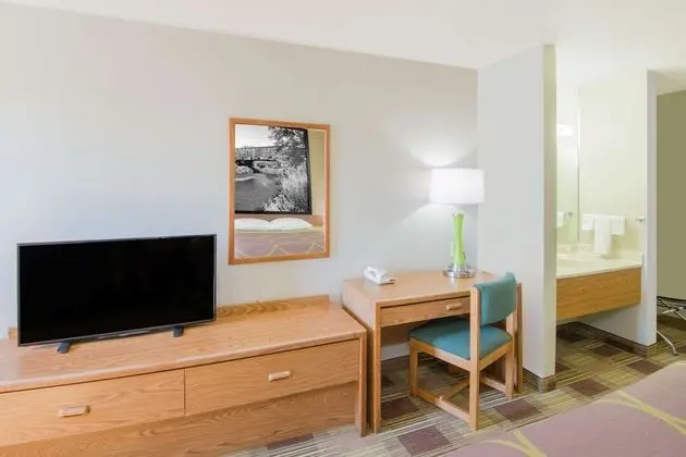 3 Queen Beds, Non-Smoking