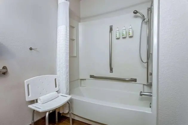 Oda, 1 Büyük (Queen) Boy Yatak, Engellilere Uygun, Sigara İçilmez (Mobility Accessible)