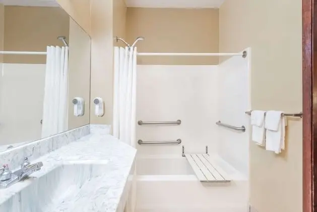 Oda, Birden Çok Yatak, Engellilere Uygun, Sigara İçilmez (Mobility, Tub with Grab Bars)