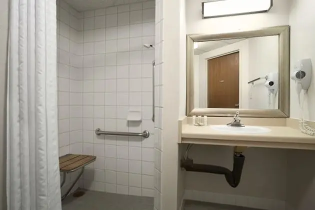 Oda, 1 En Büyük (King) Boy Yatak, Engellilere Uygun (Mobility/Hearing, roll-in shower)